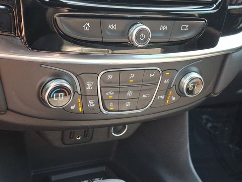 Used 2022 Chevrolet Traverse LT FWD image 14