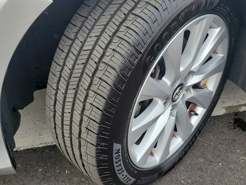 Used 2018 Toyota Camry LE image 11