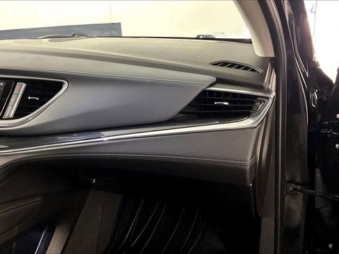 Used 2018 Buick Enclave Essence image 18