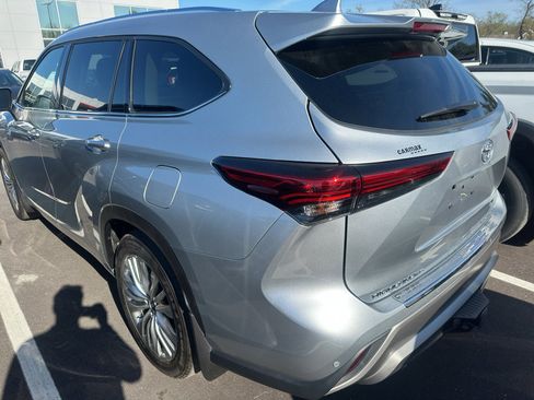 Used 2023 Toyota Highlander Platinum image 2