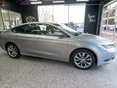 Used 2015 Chrysler 200 S image 5