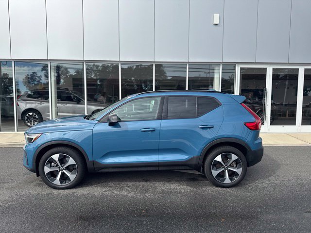 Certified 2025 Volvo XC40 B5 Plus AWD/4WD image 2