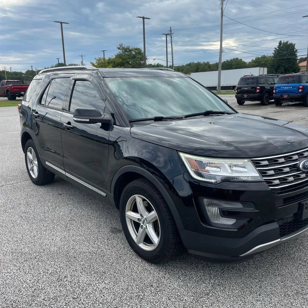 Used 2017 Ford Explorer XLT w/ Equipment Group 202A AWD/4WD image 12