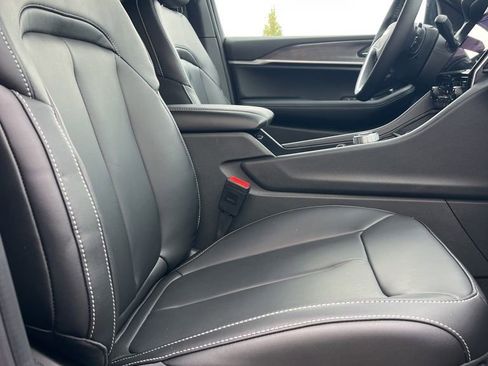 New 2025 Jeep Grand Cherokee Limited w/ Black Appearance Package image 9