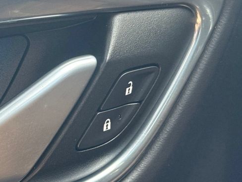 Used 2022 Chevrolet Suburban LT RWD image 4