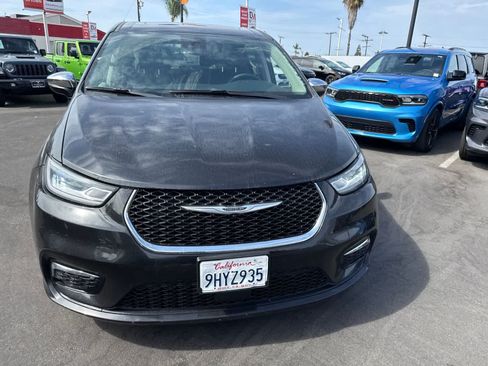 Used 2023 Chrysler Pacifica Limited FWD image 5