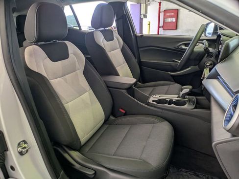 Used 2025 Chevrolet Trax LS FWD image 28