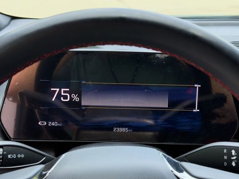 Used 2025 Chevrolet Equinox EV RS FWD image 38