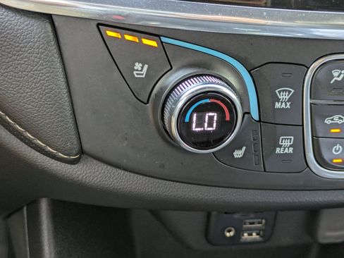 Used 2023 Chevrolet Traverse Premier FWD image 29
