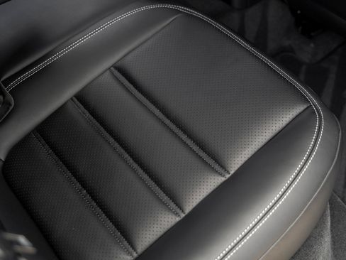 Certified 2026 Porsche Macan Turbo AWD/4WD image 40