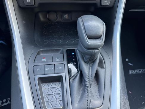 Used 2024 Toyota RAV4 XLE w/ Convenience Package image 32