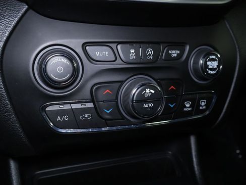 Used 2020 Jeep Cherokee Limited image 35