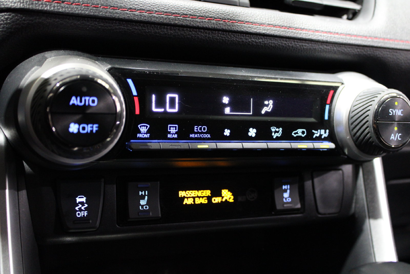 Used 2022 Toyota RAV4 SE w/ Weather & Moonroof Package AWD/4WD image 33