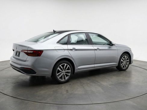 Used 2025 Volkswagen Jetta SE FWD image 9