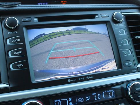 Used 2019 Toyota Highlander XLE FWD image 17