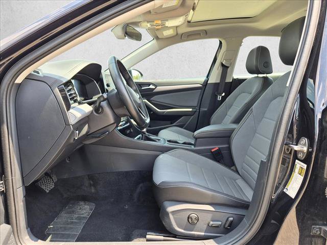 Used 2025 Volkswagen Jetta SE FWD image 17