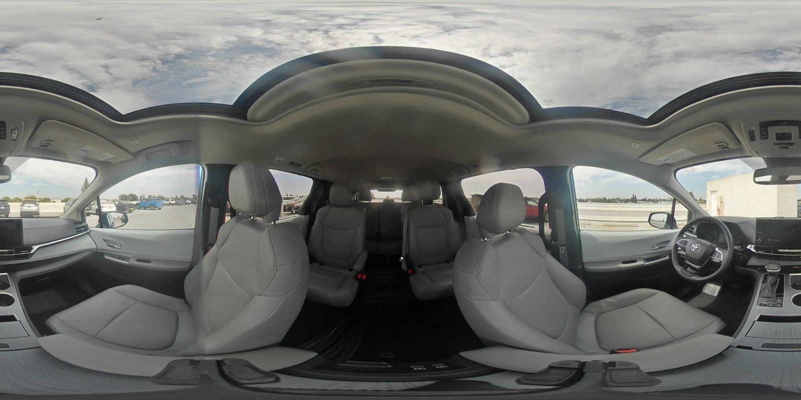 Used 2025 Toyota Sienna XLE FWD image 44