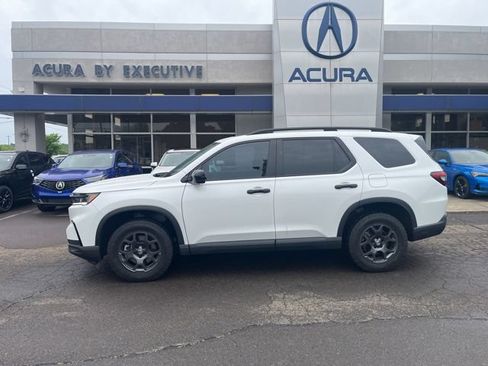 Used 2025 Honda Pilot TrailSport image 47