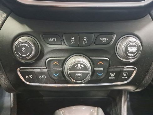 Used 2020 Jeep Cherokee Latitude Plus w/ Comfort/Convenience Group AWD/4WD image 22