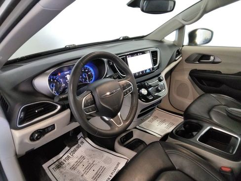 Used 2023 Chrysler Pacifica Touring-L image 28