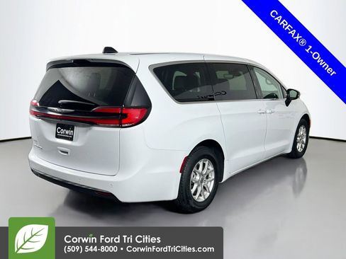 Used 2024 Chrysler Pacifica Touring-L image 15