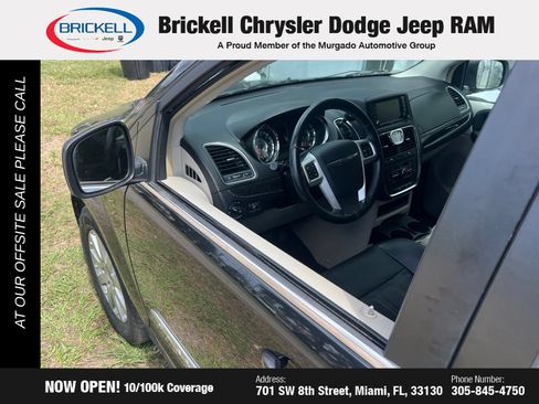 Used 2016 Chrysler Town & Country Touring FWD image 5