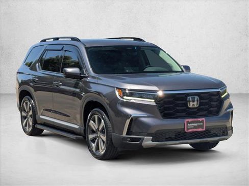 Used 2025 Honda Pilot Touring image 3