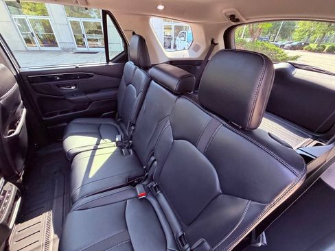 Used 2025 Honda Pilot Touring image 13