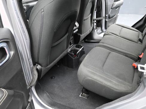 Used 2021 Jeep Wrangler Unlimited Sahara AWD/4WD image 13