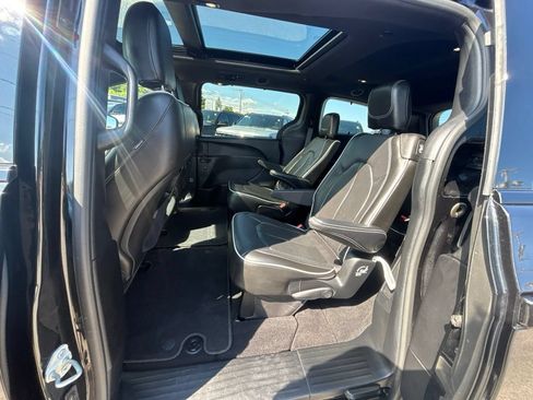 Certified 2022 Chrysler Pacifica Limited w/ S Appearance Package FWD image 21