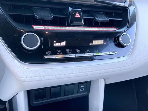 Used 2025 Toyota Corolla Cross L image 32