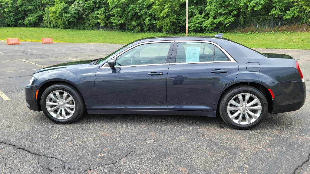 Used 2016 Chrysler 300 Limited w/ Driver Convenience Group AWD/4WD image 7