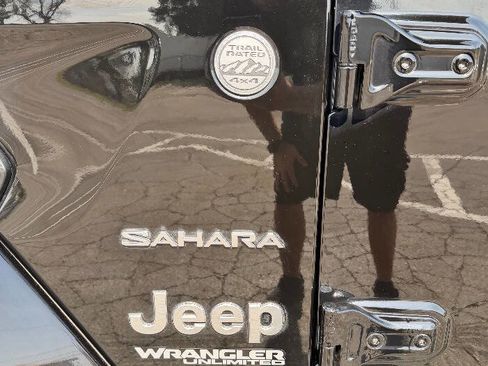 Used 2018 Jeep Wrangler Unlimited Sahara image 14
