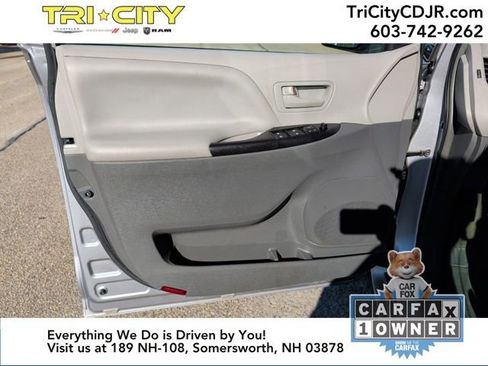Used 2017 Toyota Sienna L image 14