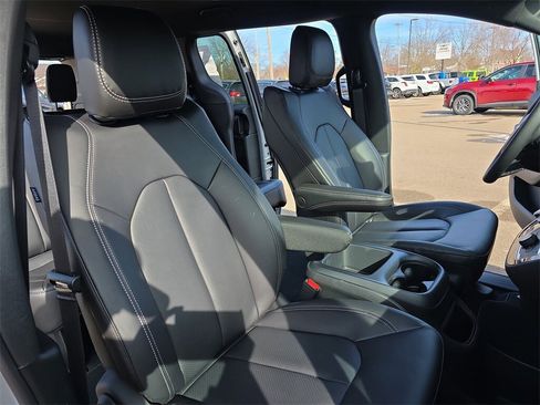 New 2026 Chrysler Pacifica Select image 10