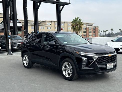 Used 2024 Chevrolet Trax LS w/ LS Convenience Package FWD image 3