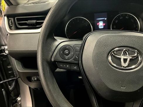 Used 2022 Toyota RAV4 XLE AWD/4WD image 11