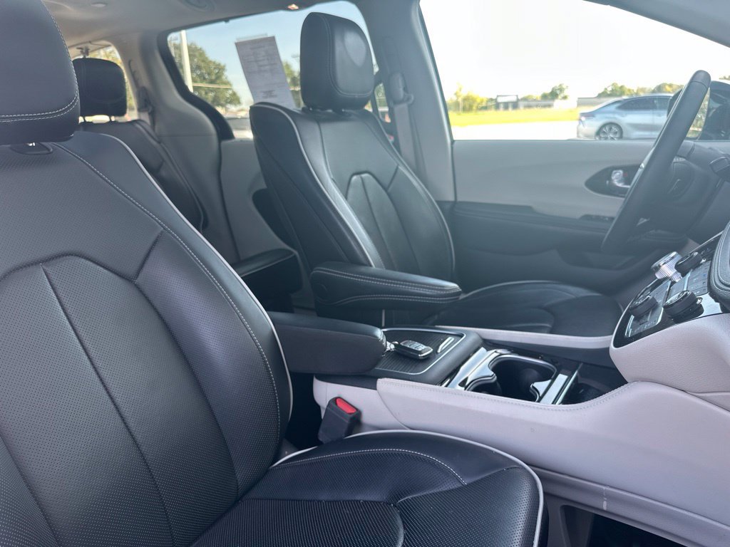 Used 2023 Chrysler Pacifica Limited w/ Uconnect Theater Family Group FWD image 39