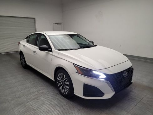 Used 2025 Nissan Altima 2.5 SV FWD image 13