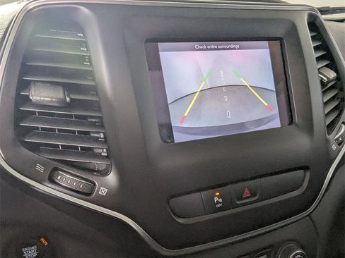 Used 2020 Jeep Cherokee Latitude Plus image 21