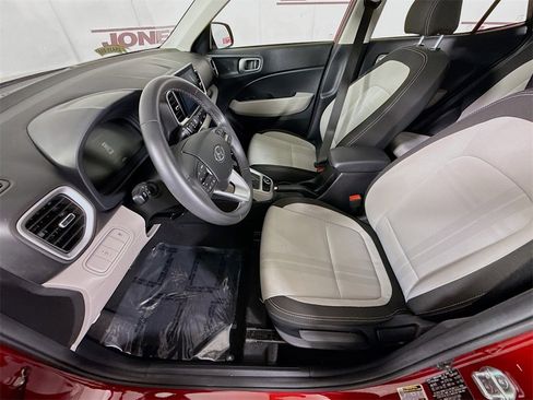 Used 2025 Hyundai Venue SEL image 24