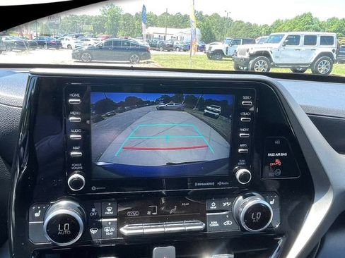 Used 2021 Toyota Highlander XLE AWD/4WD image 20