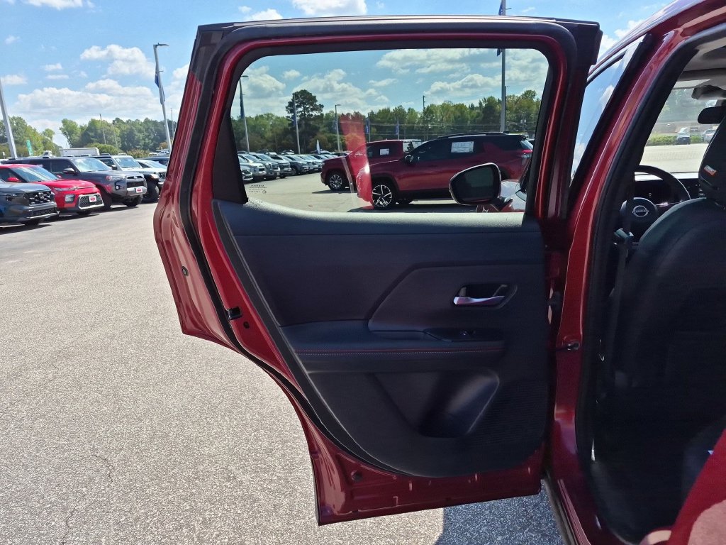 Used 2025 Nissan Kicks SR w/ SR Premium Package AWD/4WD image 31