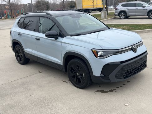 Certified 2025 Volkswagen Taos SE image 2