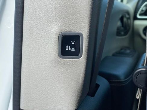 Used 2023 Chrysler Pacifica Touring-L image 13