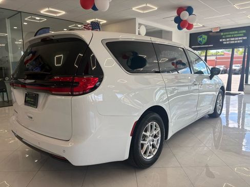 Used 2024 Chrysler Pacifica Touring-L FWD image 12
