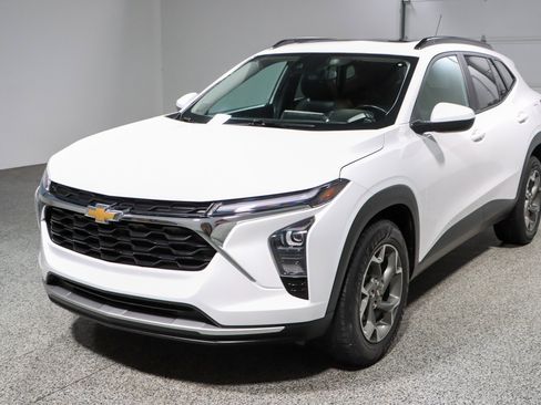 Used 2024 Chevrolet Trax LT w/ Sunroof Package FWD image 30