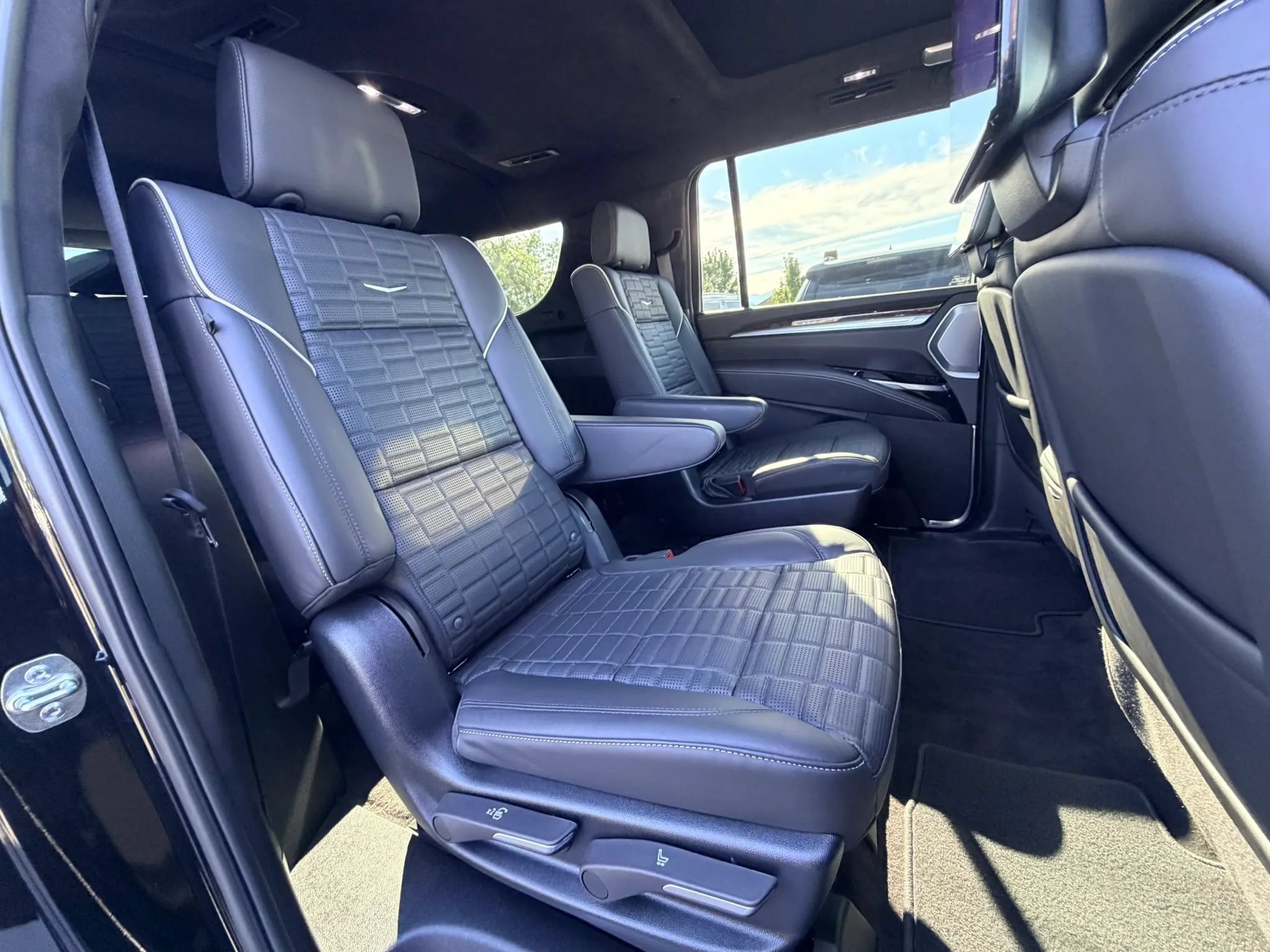 Used 2025 Cadillac Escalade ESV Sport Platinum AWD/4WD image 29