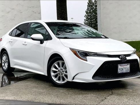 Used 2022 Toyota Corolla LE w/ LE Convenience Package image 2