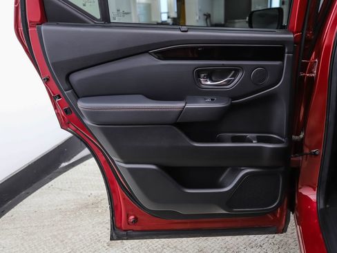 Used 2025 Honda Pilot TrailSport image 19